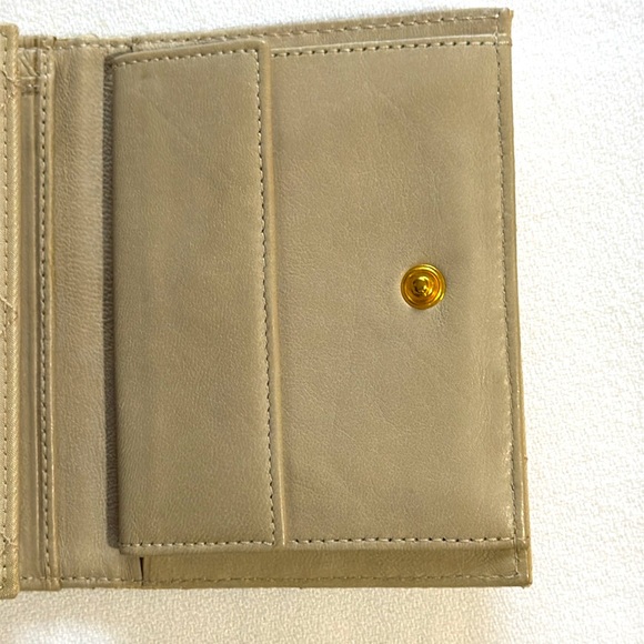 ๐ฏ AUTHENTIC NWOT PRADA NYLON COMPACT BIFOLD WALLET MINT - Picture 6 of 15